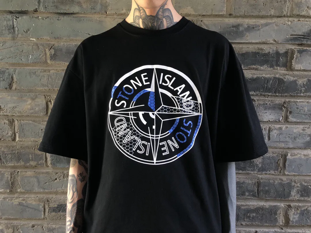 W625#P110💰 [Stone lsland/Stone Island summer new chest broken grid compass printed short-sleeved T-shirt] ⚠️[Original creation, high control of details] - Made of 260 grams of combed cotton, 32 count double yarn, soft and comfortable to the touch, sweat-absorbent and breathable. - Simple, basic and versatile style, original quality, the first choice for couples. - Made in a large factory, four needles and five threads on the shoulder, neatly arranged, high quality workmanship. - Same style for men and women. Very versatile, one piece for everyone, details are clearly visible. Color: Black White Size: M L